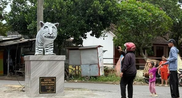 patung-macan-putih-di-kediri-yang-viral-memiliki-bentuk-unik-1766820811149_169 Ramai Dibicarakan Warganet, Patung Macan Putih Ikon Desa Balongjeruk Jadi Tontonan
