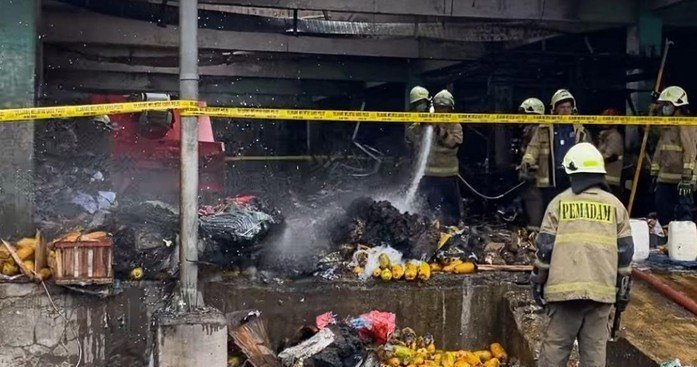 petugas-dan-robot-damkar-dikerahkan-dalam-kebakaran-di-pasar-induk-kramat-jati-1765773492809_169 Tanpa Korban Jiwa, Kebakaran Pasar Induk Kramat Jati Tinggalkan Kerugian Fantastis
