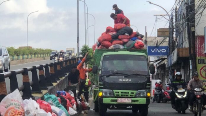 photo_6231135869142240142_y Tangani Sampah Menumpuk, Pemkot Tangsel Lakukan Pengangkutan Bertahap