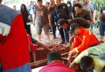 Damkar Tangsel Tunjukkan Sisi Kemanusiaan, Evakuasi Warga Obesitas Ekstrem di Ciputat