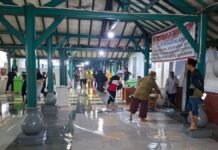 Diterjang Banjir Setinggi Lutut, Ziarah di Banten Lama Tetap Berlanjut Diterjang Banjir Setinggi Lutut, Ziarah di Banten Lama Tetap Berlanjut