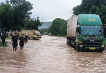 Banjir Setinggi Pinggang Lumpuhkan Jalan Cilegon–Anyer, Motor Tak Bisa Lewat Banjir Setinggi Pinggang Lumpuhkan Jalan Cilegon–Anyer, Motor Tak Bisa Lewat