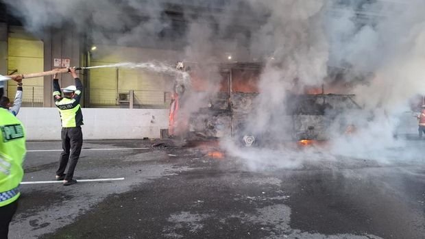 Bus Rombongan Peziarah Terbakar di Tol Japek, Diduga Akibat Korsleting