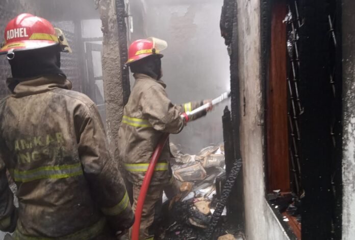 DAMKAR TANGSEL - KEBAKARAN RUMAH 2 LANTAI DI PAMULANG 02