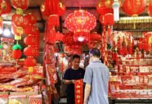 Dua Perayaan, Dua Harapan: UMKM Pasar Lama Andalkan Imlek dan Ramadan