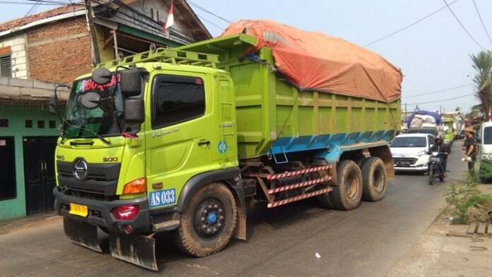 TRUK TAMBANG DI KABUPATEN TANGERANG 01