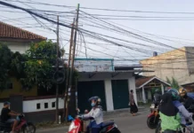 Kabel Semrawut Ancam Warga, Tangerang Diminta Segera Benahi!