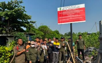 Bau Menyengat dan Ancaman Pencemaran, Gunungan Sampah Ilegal di Cibodas Akhirnya Disegel DLH Tangerang
