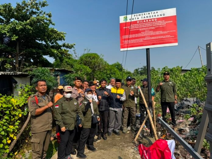 DLH Segel Lokasi Sampah Ilegal di Cibodas 04