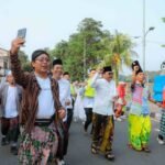 Lautan Sarung Kepung Al-A’zhom, Ribuan Warga Tangerang Berebut Dua Tiket Umrah Gratis