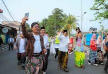 Lautan Sarung Kepung Al-A’zhom, Ribuan Warga Tangerang Berebut Dua Tiket Umrah Gratis