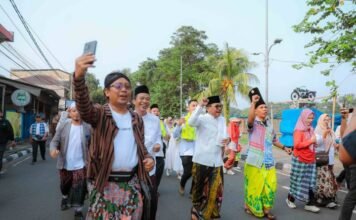 Lautan Sarung Kepung Al-A’zhom, Ribuan Warga Tangerang Berebut Dua Tiket Umrah Gratis