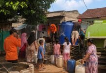 Sumur Mengering, Warga Setu Sempat Andalkan Air Sungai! Pemkot Tangsel Bergerak Kirim Bantuan