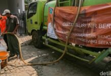 Sumur Mengering, Warga Keranggan Bertahan dari Kiriman Air BPBD, Sumur Bor Jadi Harapan