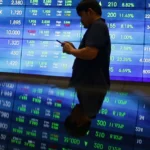 IHSG Ditutup Tipis di Zona Merah, BBCA-BMRI Jadi Penahan