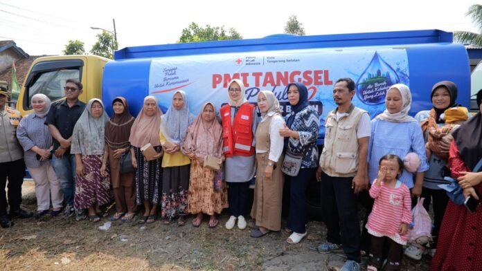 PMI TANGSEL SALURKAN BANTUAN AIR 00